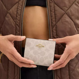 Coach Snap Wallet in Signature Canvas - Gold/Sand/Chalk | Coach 經典真皮短銀包 - Gold/Sand/Chalk